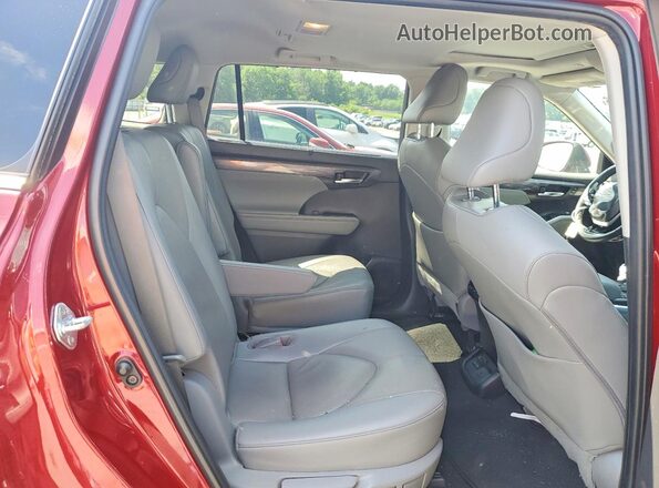 5TDKDRBHXPS015035 2023 TOYOTA HIGHLANDER Red Widok wnętrza z tyłu