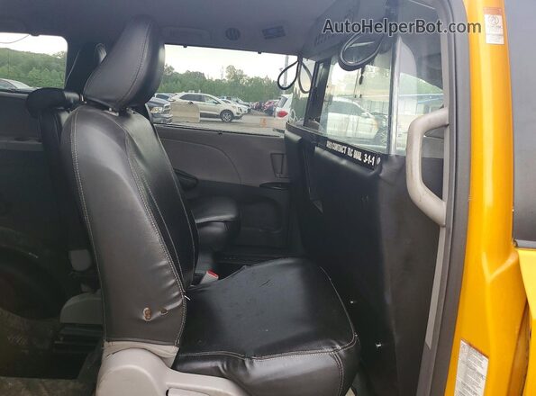 5TDKK3DC4GS763462 2016 TOYOTA SIENNA Yellow უკანა სალონის ხედი