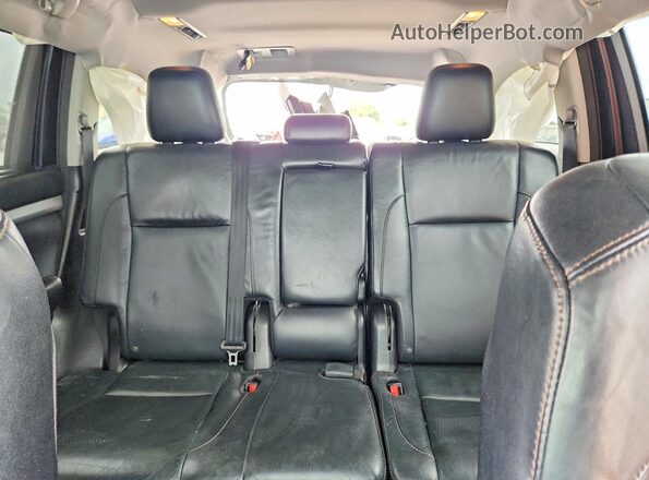 5TDKKRFH0GS163713 2016 TOYOTA HIGHLANDER White Widok tylnych siedzeń