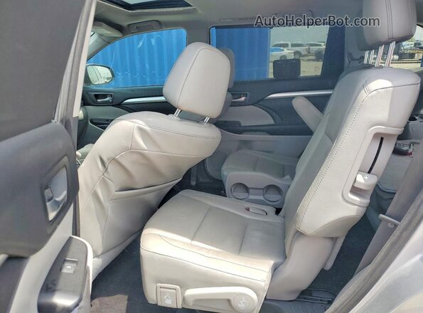 5TDKKRFH8GS164074 2016 TOYOTA HIGHLANDER Серебряный Вид задней части салона