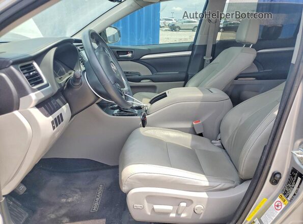 5TDKKRFH8GS164074 2016 TOYOTA HIGHLANDER Серебряный Вид салона спереди