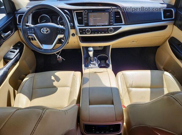 5TDKKRFHXGS151617 2016 TOYOTA HIGHLANDER Черный Вид панели приборов