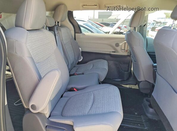 5TDKRKEC6MS012461 2021 TOYOTA SIENNA Silver Vista interior trasera