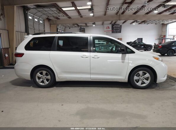 5TDKZ3DC0HS778313 2017 TOYOTA SIENNA White Вид задньої частини салону