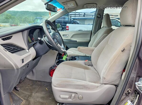 5TDKZ3DC0HS825405 2017 TOYOTA SIENNA Gray Front interior view