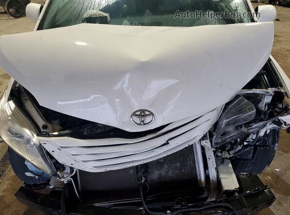 5TDKZ3DC0HS845329 2017 TOYOTA SIENNA White Widok komory silnika