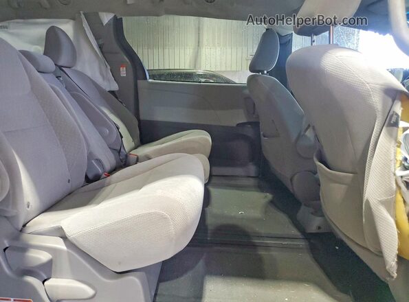5TDKZ3DC0HS845329 2017 TOYOTA SIENNA White Widok wnętrza z tyłu