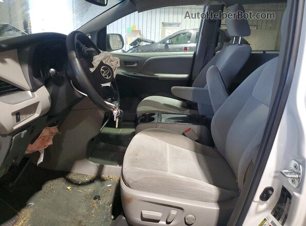 5TDKZ3DC0HS845329 2017 TOYOTA SIENNA White Widok wnętrza z przodu