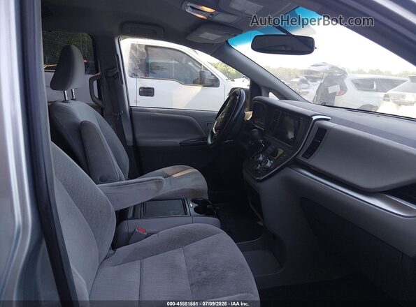 5TDKZ3DC0HS864589 2017 TOYOTA SIENNA Серебряный Вид салона спереди