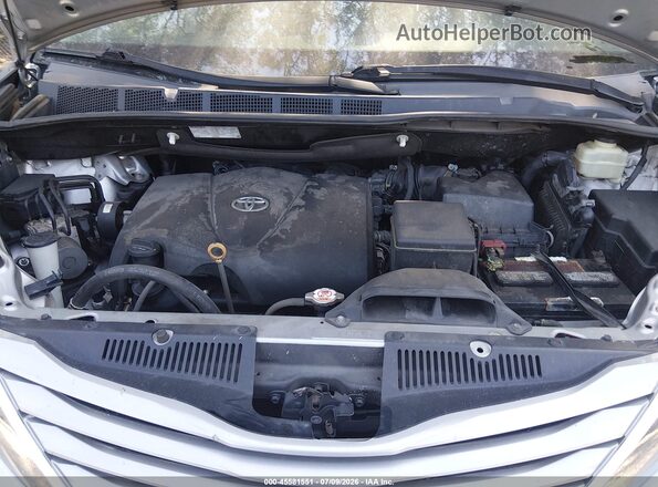 5TDKZ3DC0HS864589 2017 TOYOTA SIENNA Серебряный Вид сзади