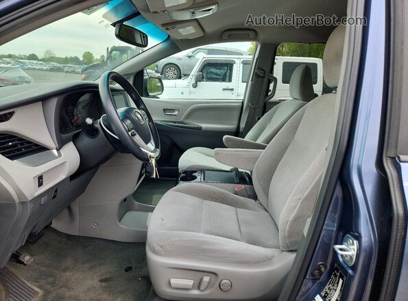 5TDKZ3DC0HS868707 2017 TOYOTA SIENNA Blue წინა სალონის ხედი