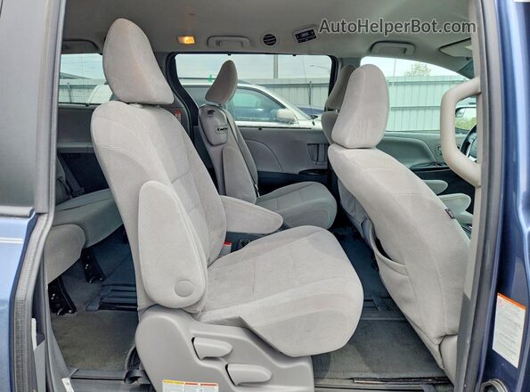 5TDKZ3DC0HS868707 2017 TOYOTA SIENNA Blue უკანა სალონის ხედი