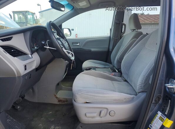5TDKZ3DC1HS821282 2017 TOYOTA SIENNA Blue Вид салону спереду