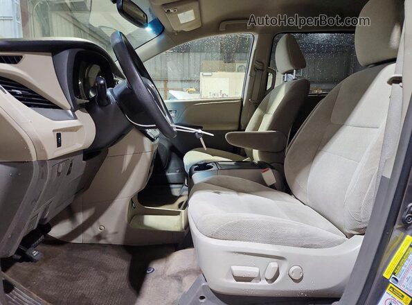 5TDKZ3DC1HS865458 2017 TOYOTA SIENNA Серый Вид салона спереди