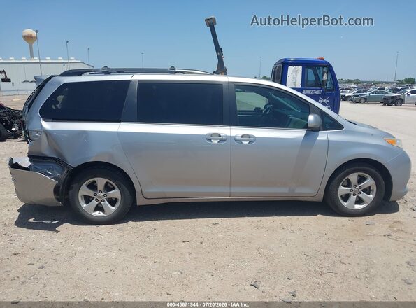 5TDKZ3DC1HS884981 2017 TOYOTA SIENNA Серебряный Вид задней части салона