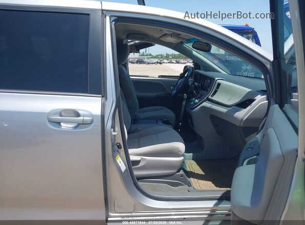5TDKZ3DC1HS884981 2017 TOYOTA SIENNA Серебряный Вид салона спереди
