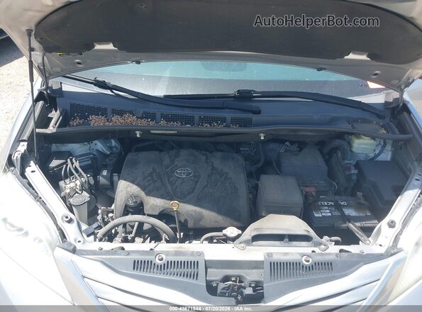 5TDKZ3DC1HS884981 2017 TOYOTA SIENNA Серебряный Вид сзади