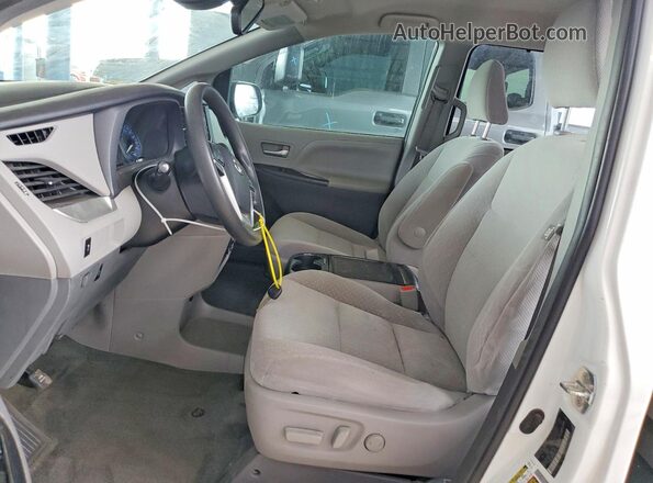 5TDKZ3DC1JS957398 2018 TOYOTA SIENNA Белый Вид салона спереди