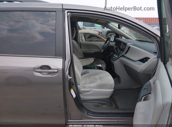 5TDKZ3DC2HS836017 2017 TOYOTA SIENNA Silver წინა სალონის ხედი
