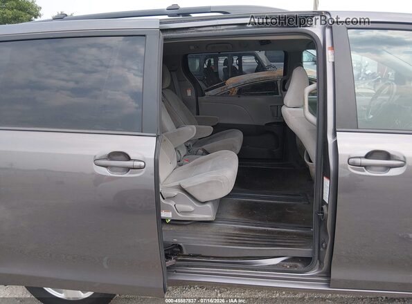 5TDKZ3DC2HS836017 2017 TOYOTA SIENNA Silver VIN კოდის სტიკერის ხედი