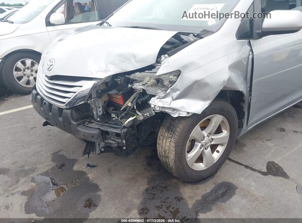 5TDKZ3DC3HS860763 2017 TOYOTA SIENNA Silver Front view
