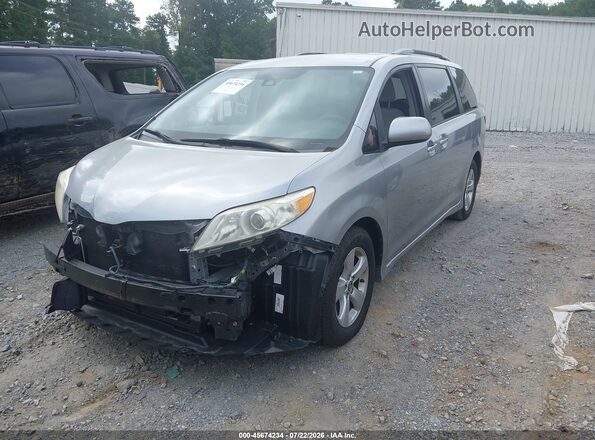 5TDKZ3DC3JS938349 2018 TOYOTA SIENNA Silver Przód lewy