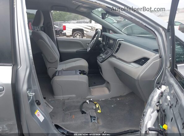 5TDKZ3DC3JS938349 2018 TOYOTA SIENNA Silver Widok wnętrza z przodu