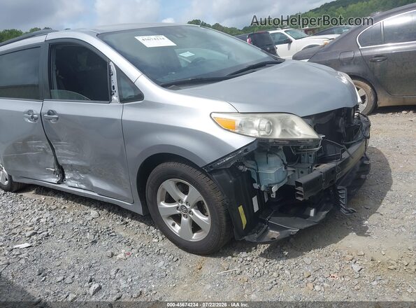 5TDKZ3DC3JS938349 2018 TOYOTA SIENNA Silver Widok z przodu