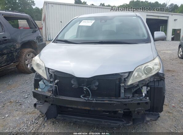 5TDKZ3DC3JS938349 2018 TOYOTA SIENNA Silver Widok zestawu wskaźników