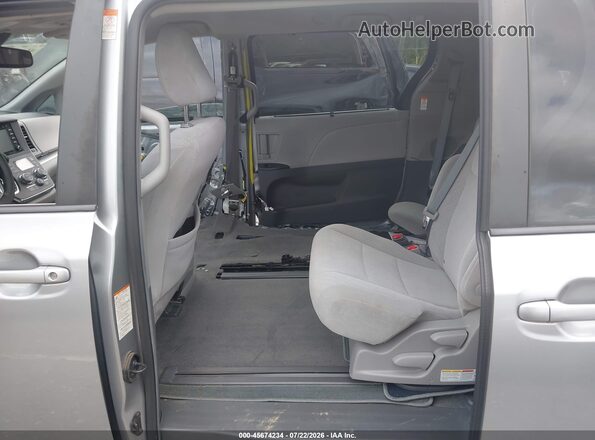 5TDKZ3DC3JS938349 2018 TOYOTA SIENNA Silver Widok naklejki z numerem VIN