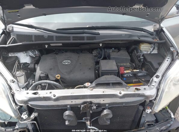 5TDKZ3DC3JS938349 2018 TOYOTA SIENNA Silver Widok z tyłu