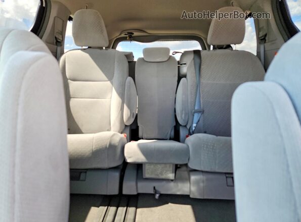 5TDKZ3DC3JS949075 2018 TOYOTA SIENNA Белый Вид задних сидений