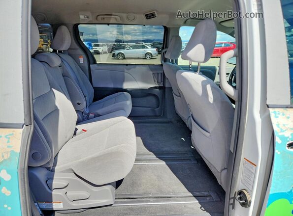 5TDKZ3DC3JS949075 2018 TOYOTA SIENNA Белый Вид задней части салона