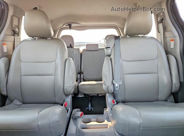 5TDKZ3DC3KS007156 2019 TOYOTA SIENNA Silver Widok tylnych siedzeń