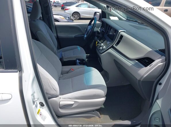 5TDKZ3DC4HS783434 2017 TOYOTA SIENNA White წინა სალონის ხედი