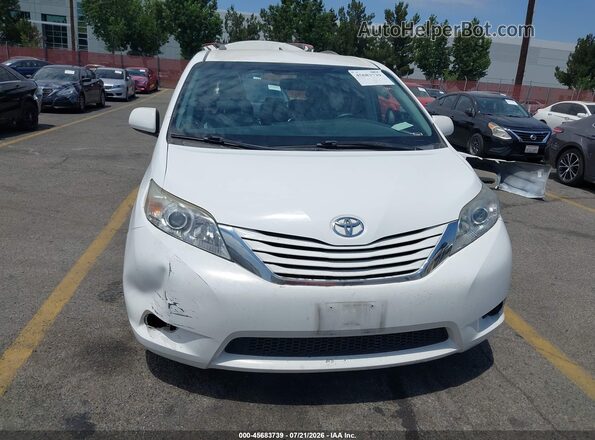 5TDKZ3DC4HS783434 2017 TOYOTA SIENNA White უკანა სალონის ხედი