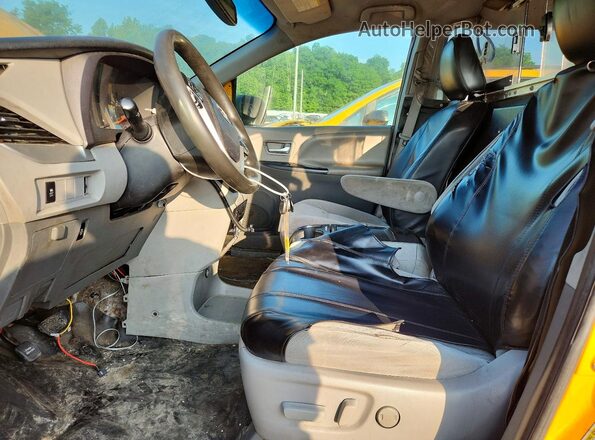 5TDKZ3DC4HS876051 2017 TOYOTA SIENNA Yellow Սալոնի դիմացի տեսք
