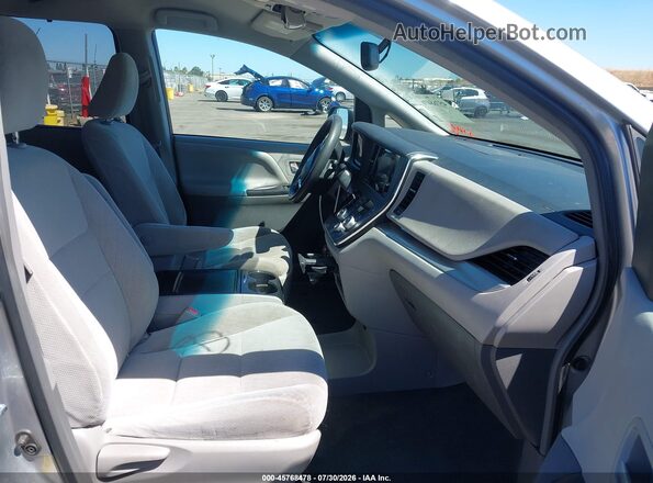 5TDKZ3DC5HS881078 2017 TOYOTA SIENNA Серебряный Вид салона спереди