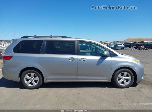 5TDKZ3DC5HS881078 2017 TOYOTA SIENNA Серебряный Вид задней части салона