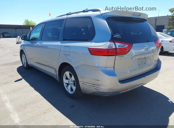 5TDKZ3DC5HS881078 2017 TOYOTA SIENNA Серебряный Вид спереди