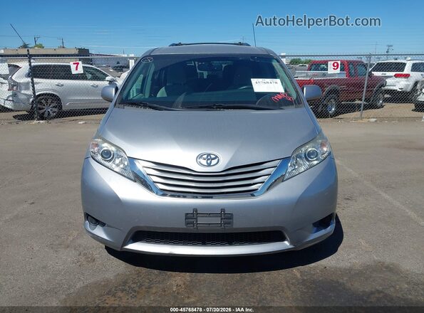 5TDKZ3DC5HS881078 2017 TOYOTA SIENNA Серебряный Вид щитка приборов