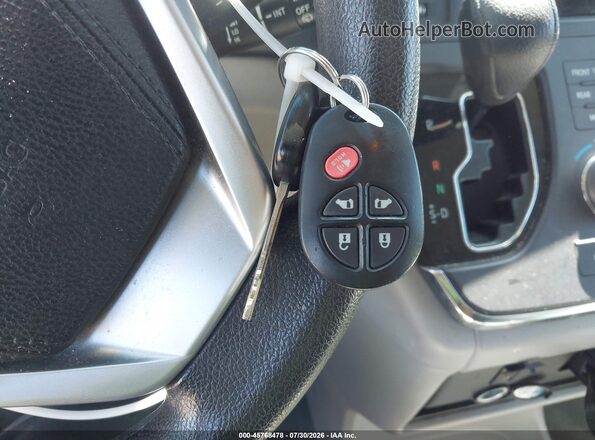 5TDKZ3DC5HS881078 2017 TOYOTA SIENNA Серебряный Вид панели приборов