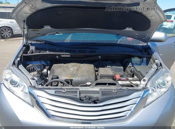 5TDKZ3DC5HS881078 2017 TOYOTA SIENNA Серебряный Вид сзади