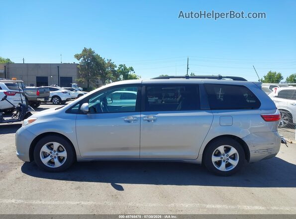 5TDKZ3DC5HS881078 2017 TOYOTA SIENNA Серебряный Панорамный вид салона 360°