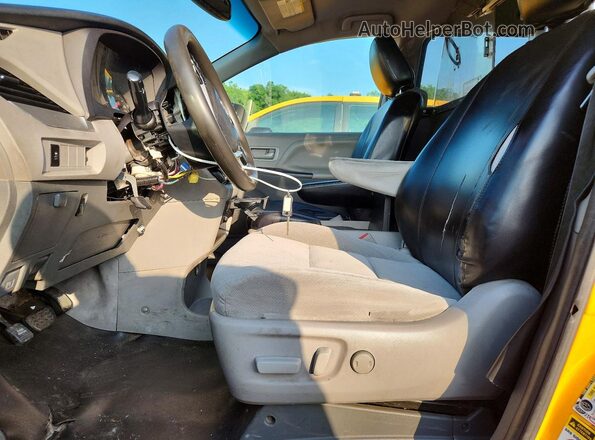5TDKZ3DC5HS885275 2017 TOYOTA SIENNA Yellow Widok wnętrza z przodu