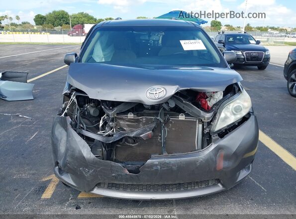5TDKZ3DC6HS870817 2017 TOYOTA SIENNA Gray წინა პანელის ხედი