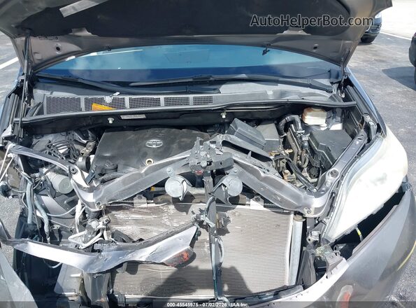 5TDKZ3DC6HS870817 2017 TOYOTA SIENNA Gray უკანა ხედი