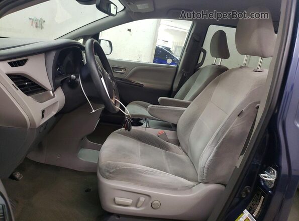 5TDKZ3DC6JS960068 2018 TOYOTA SIENNA Blue Vista interior delantera