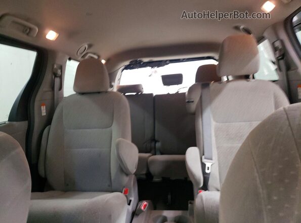 5TDKZ3DC6JS960068 2018 TOYOTA SIENNA Blue Vista de los asientos traseros