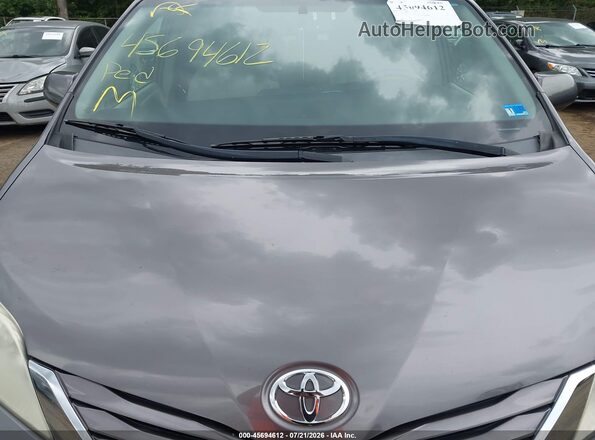 5TDKZ3DC7HS772377 2017 TOYOTA SIENNA Gray Вид ззаду